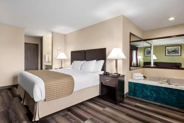 Suite - Baymont Inn & Suites Monroe - I-75, Exit 11