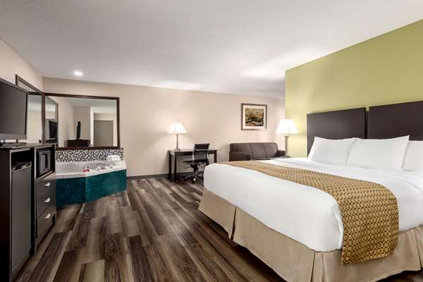 Suite - Baymont Inn & Suites Monroe - I-75, Exit 11