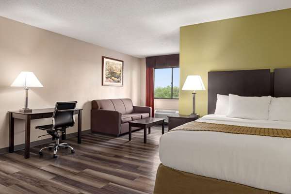 Suite - Baymont Inn & Suites Monroe - I-75, Exit 11