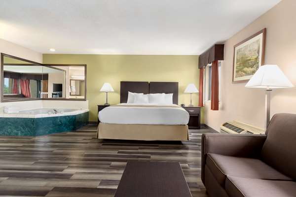 Suite - Baymont Inn & Suites Monroe - I-75, Exit 11