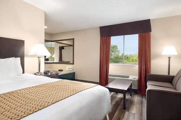 Suite - Baymont Inn & Suites Monroe - I-75, Exit 11