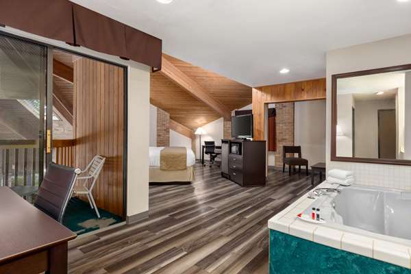 Suite - Baymont Inn & Suites Monroe - I-75, Exit 11