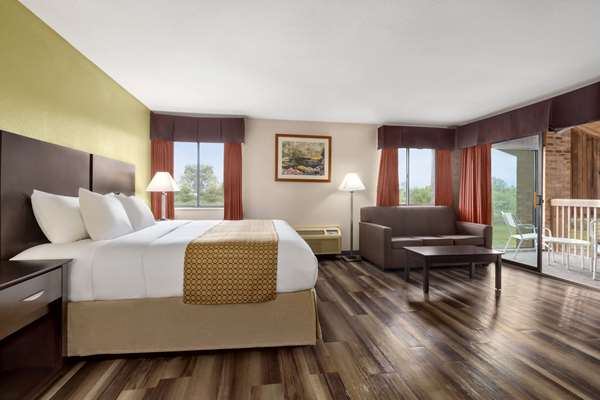 Suite - Baymont Inn & Suites Monroe - I-75, Exit 11