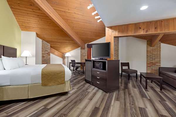 Suite - Baymont Inn & Suites Monroe - I-75, Exit 11