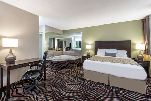 Suite - Baymont Inn & Suites Cambridge - I-70, Exit 178