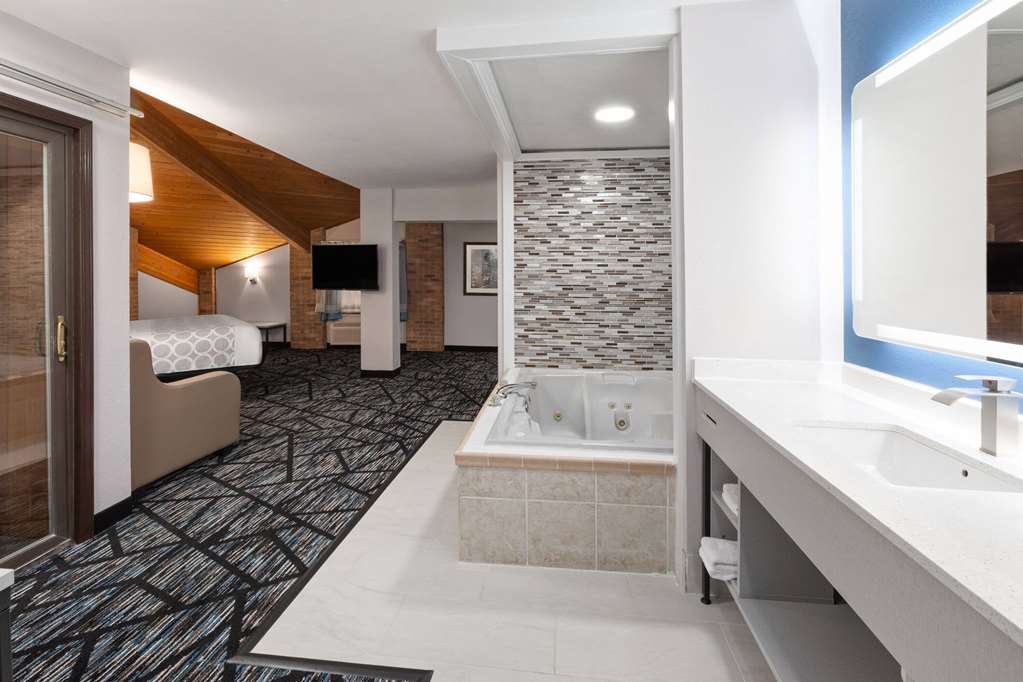 BAYMONT BY WYNDHAM WARRENTON-guestroom-Guest Room,Tub - Jetted,Suite,On-Site.jpg