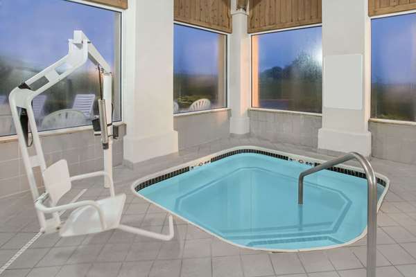 Pool - Baymont Inn & Suites Freeport