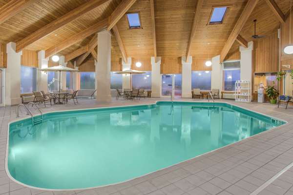 Pool - Baymont Inn & Suites Freeport