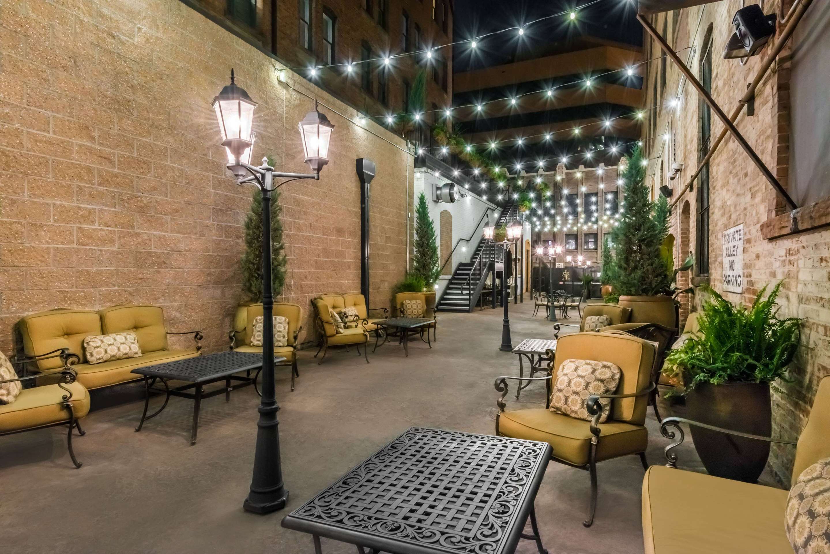 Outdoor Courtyard | The Mining Exchange Hotel