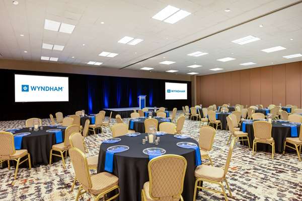  - Wyndham Hotel West Indianapolis - I-74 & I-465, Exit 11