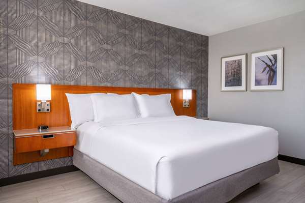  - Wyndham Hotel West Indianapolis - I-74 & I-465, Exit 11