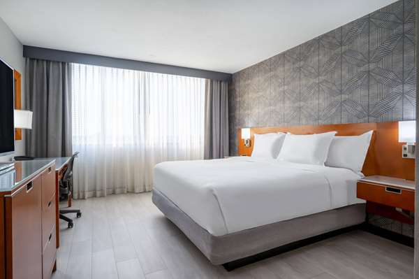  - Wyndham Hotel West Indianapolis - I-74 & I-465, Exit 11