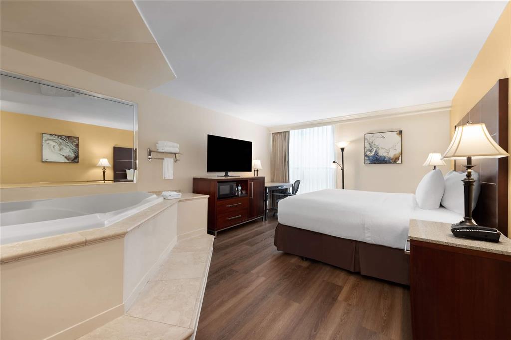 WYNDHAM RIVERFRONT LITTLE ROCK-guestroom-Guest Room,Tub - Jetted,Suite,On-Site.jpg