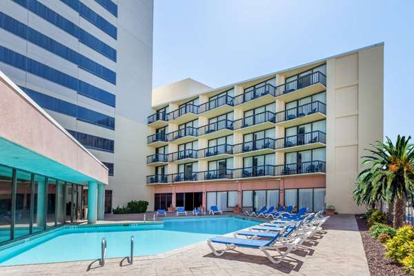 Pool - Wyndham Hotel Virginia Beach