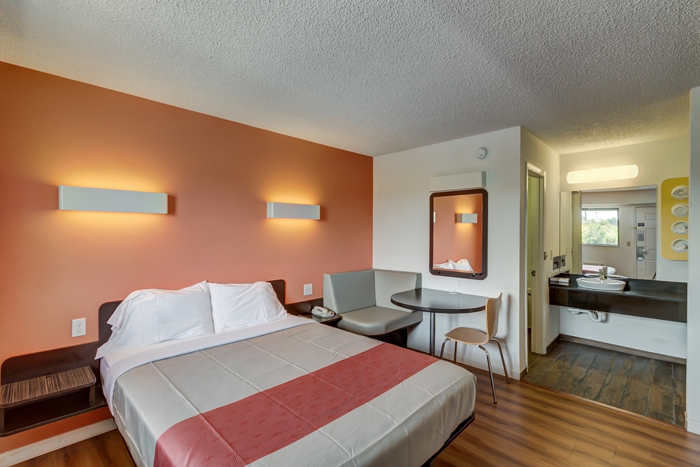 MOTEL 6 BEREA, KY-guestroom-Guest Room,Sink,Bedding,Queen bed,Guest Room Amenity,Sitting area,Indoor/Interior,On-Site,Furnishings,Telephone,Deluxe Room,Single Room.jpg