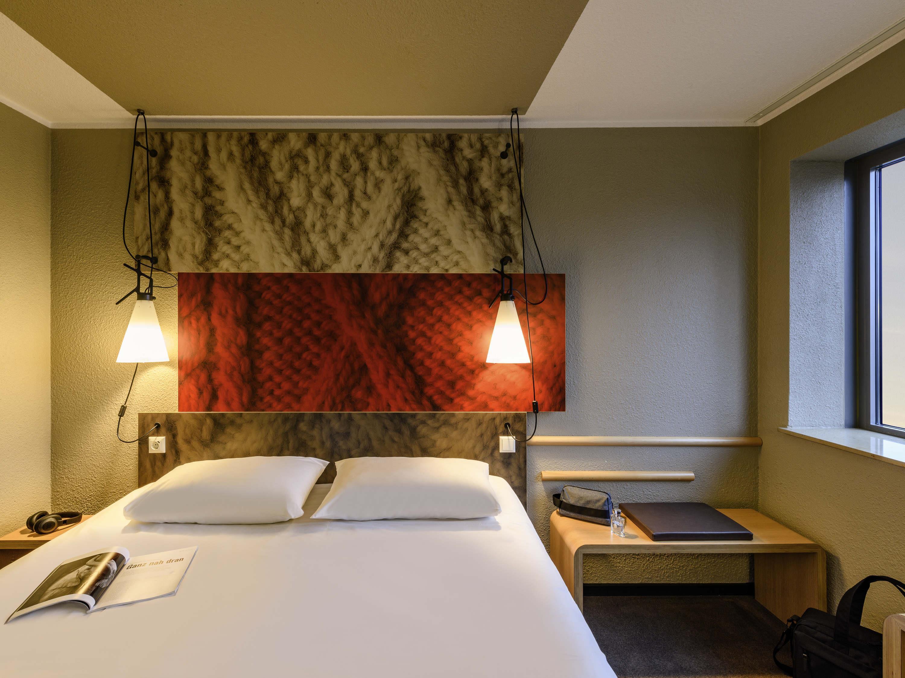 IBIS BERLIN MITTE Room Type - Superior room with 1 large double bed, electric kettle and city view