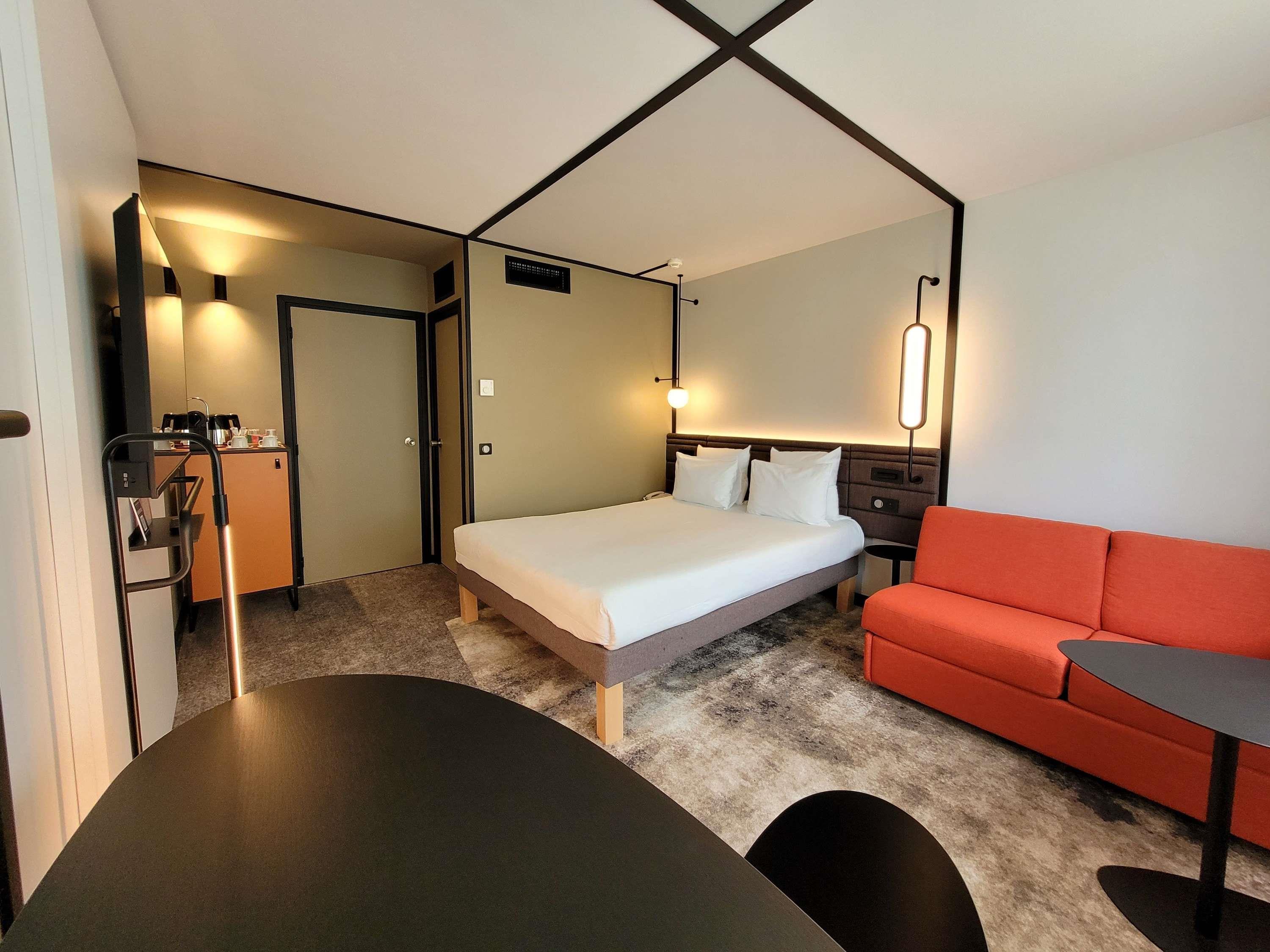 Novotel Lille Airport Room Type - Superior Room with queen bed and sofa