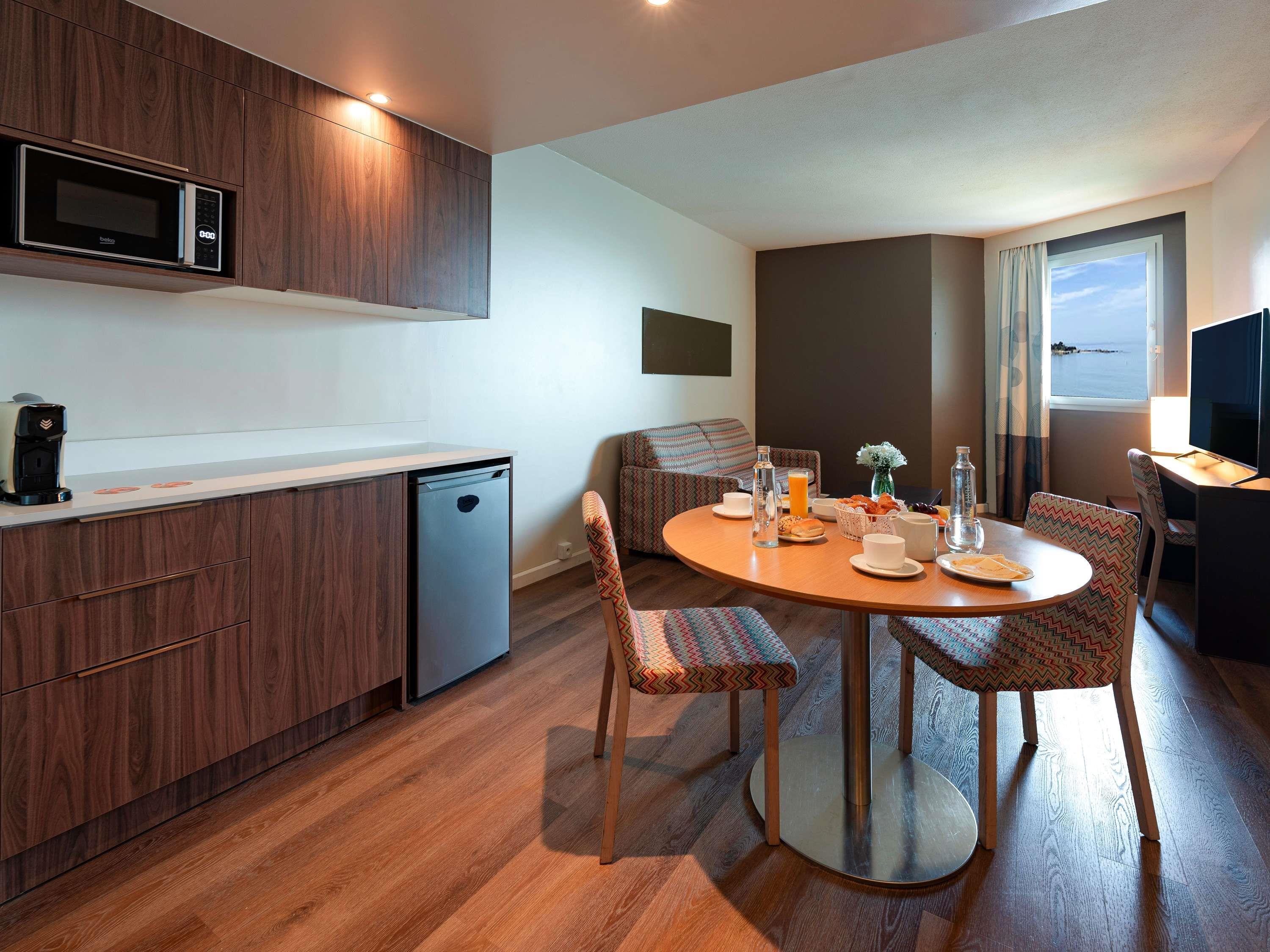 Novotel Dakar Room Type - Junior Suite with a sea view, equipped with a double bed and kitchenette