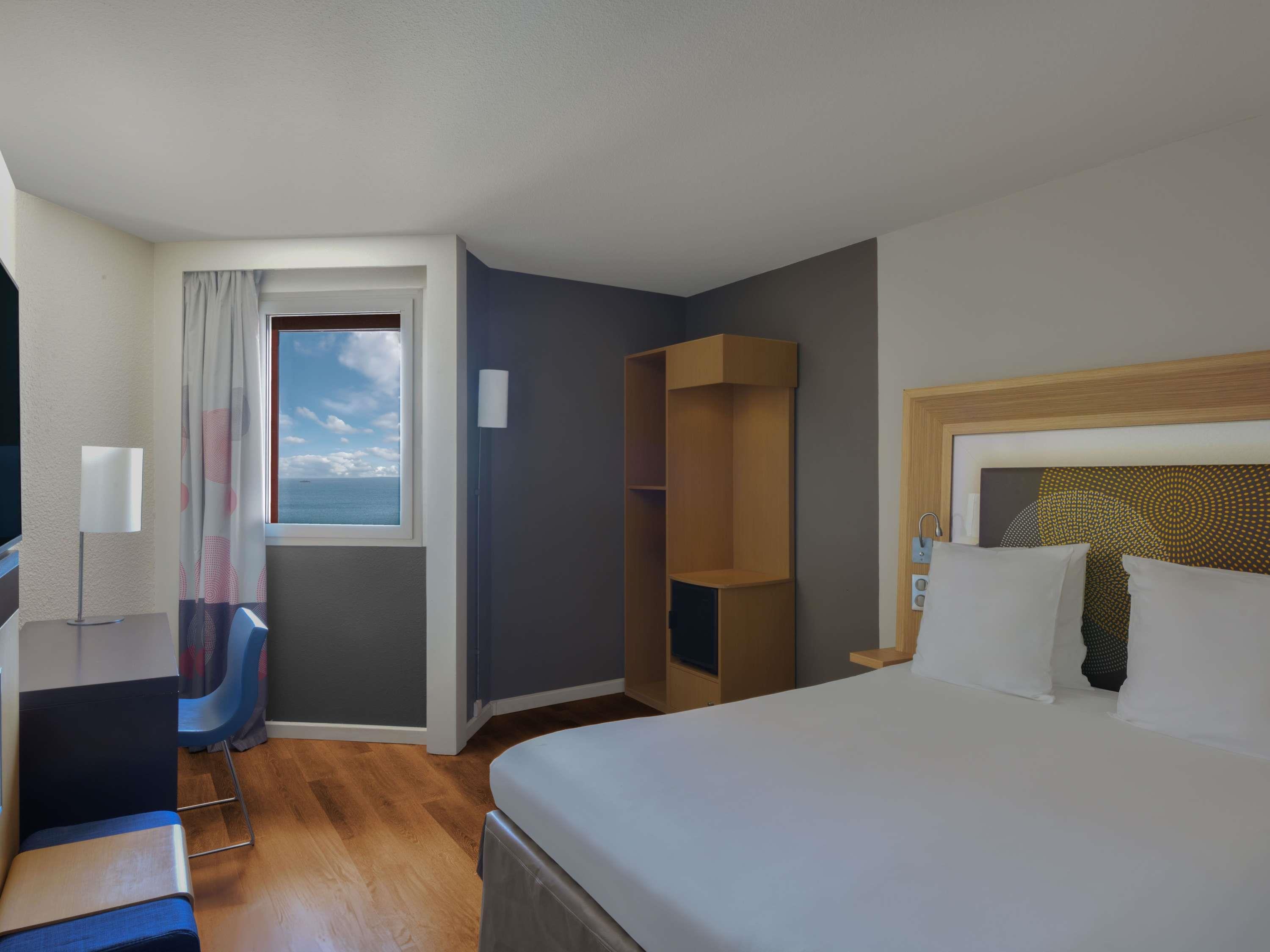 Novotel Dakar Room Type - Standard Room with sea view and a double bed for special needs guests Novotel Dakar Room Type - Standard Room with sea view and a double bed for special needs guests