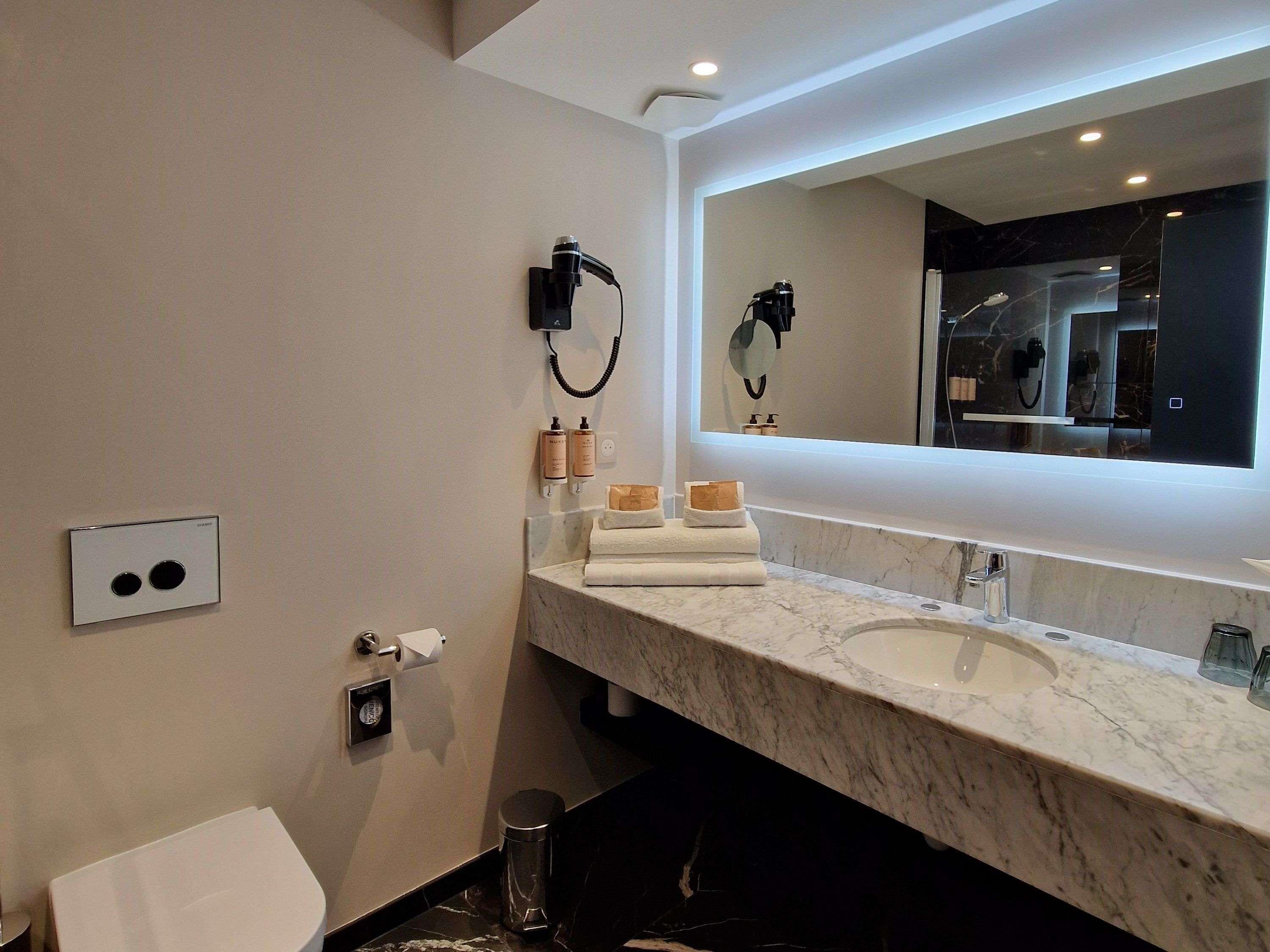 Mercure Orl Room Type - Superior room with Queen size bed and pool view