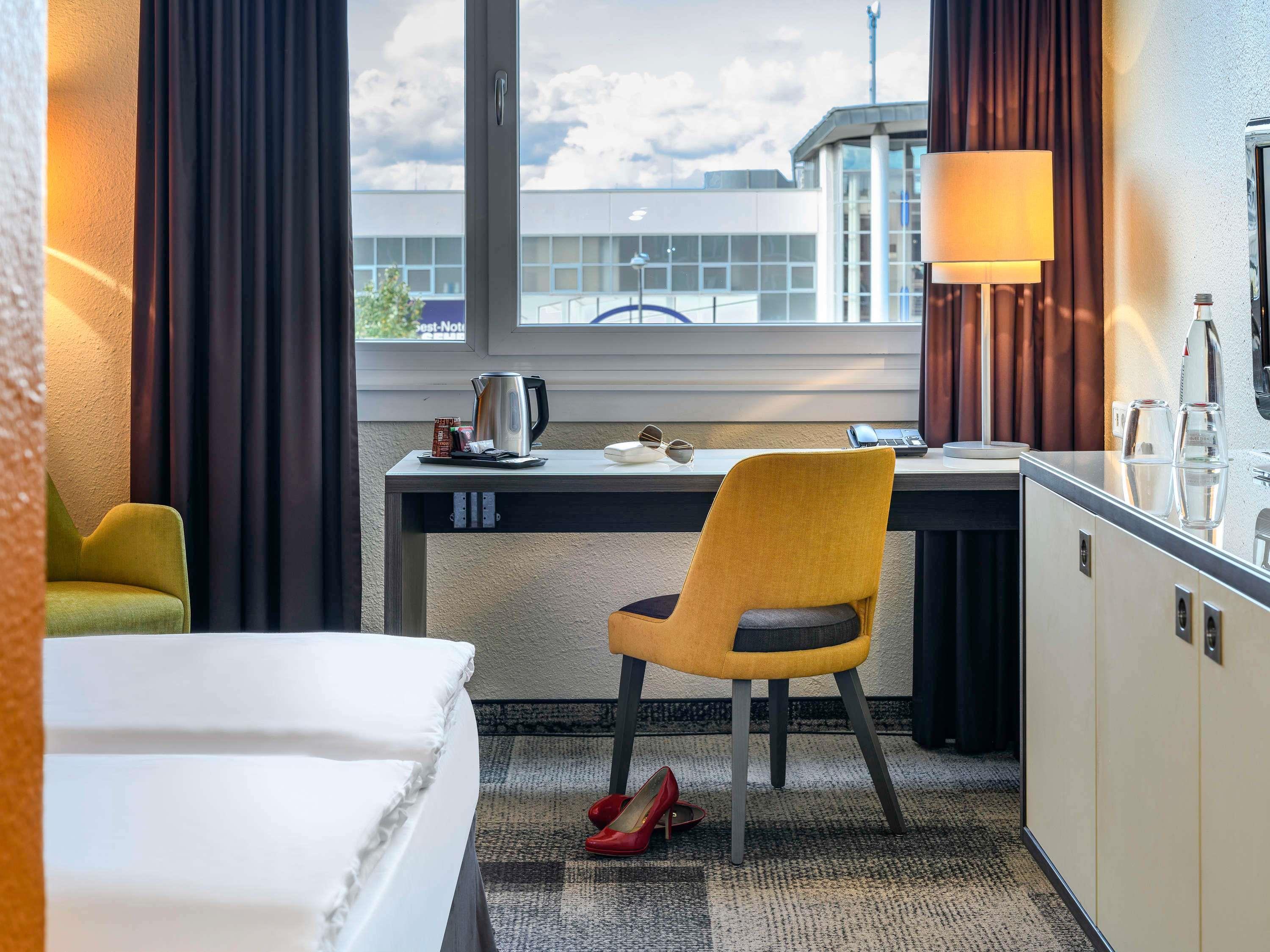 MERCURE HOTEL KOELN- WEST Room Type - Privilege Room with queen-size bed