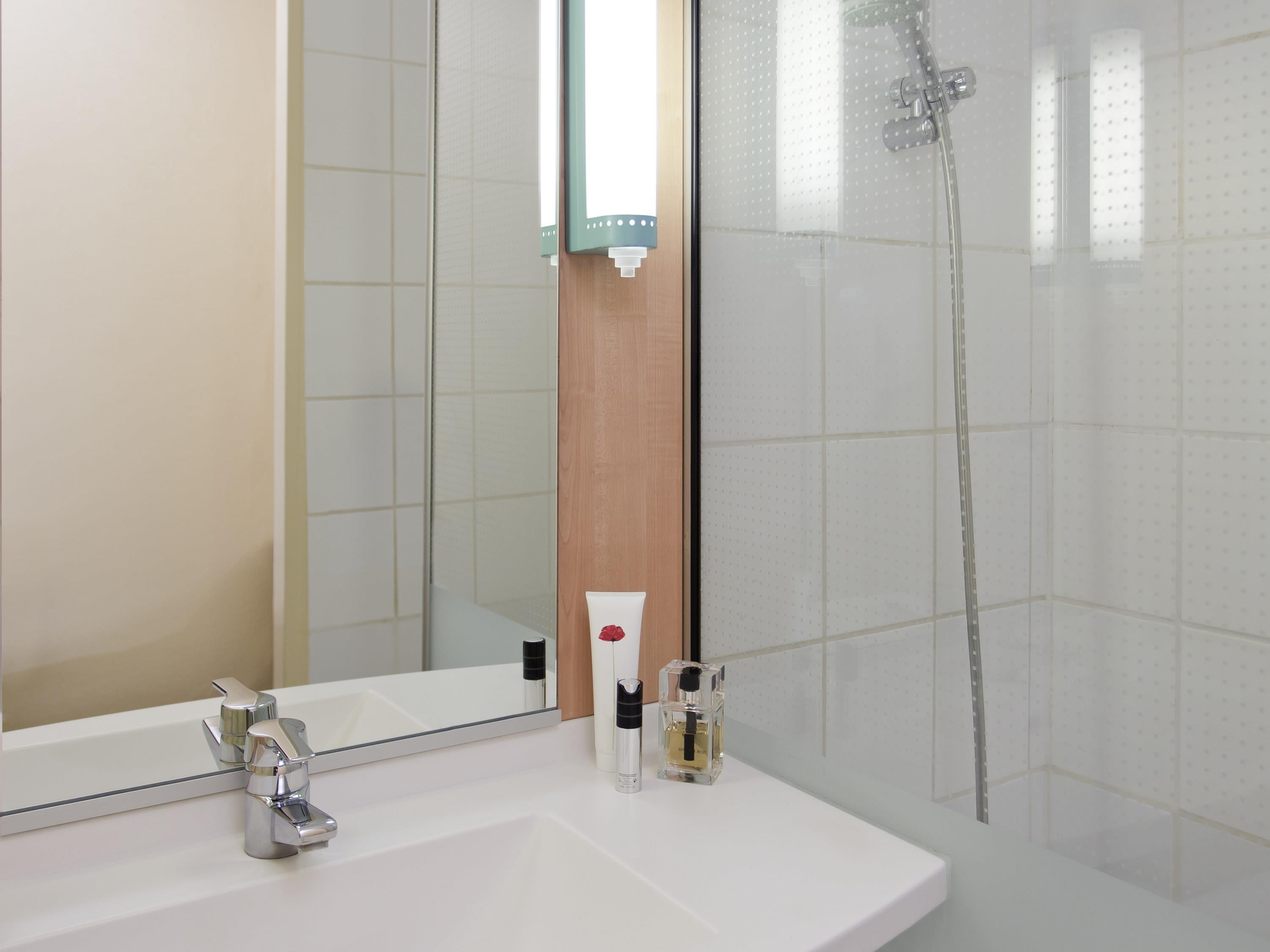 ibis Roanne Room Type - Standard Room with one double bed and one single bed