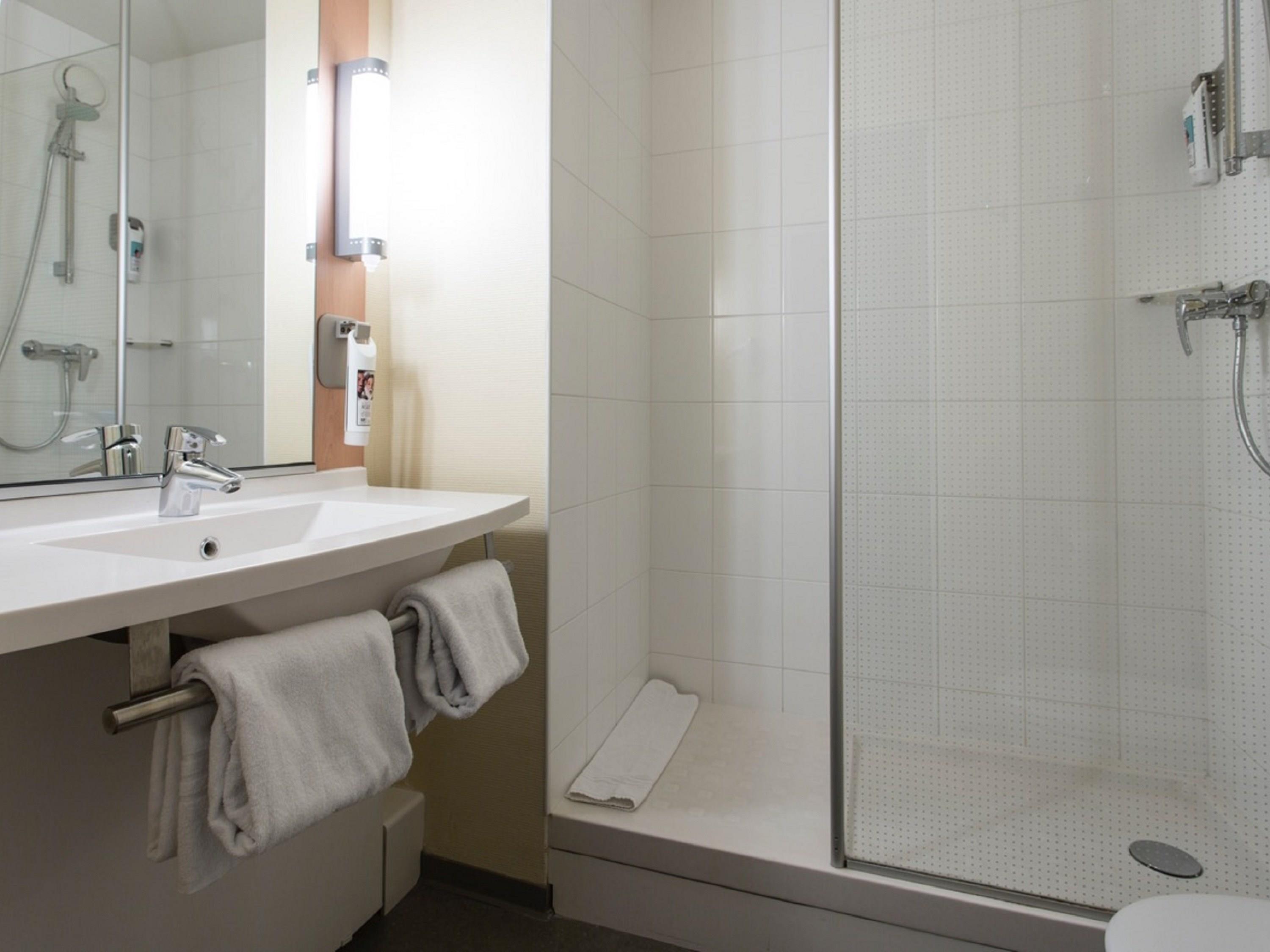 IBIS SENLIS Room Type - Standard Room with two single beds IBIS SENLIS Room Type - Standard Room with two single beds