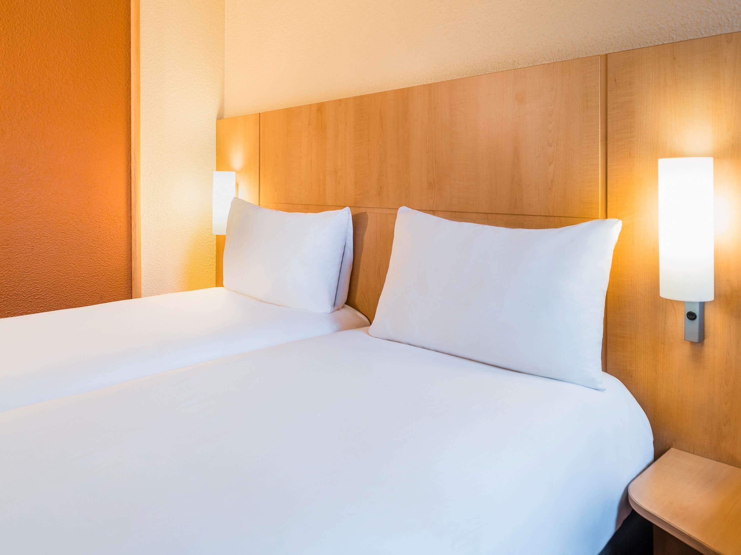 ibis Paris Pont De Suresnes Room Type - Standard Room with two single beds ibis Paris Pont De Suresnes Room Type - Standard Room with two single beds