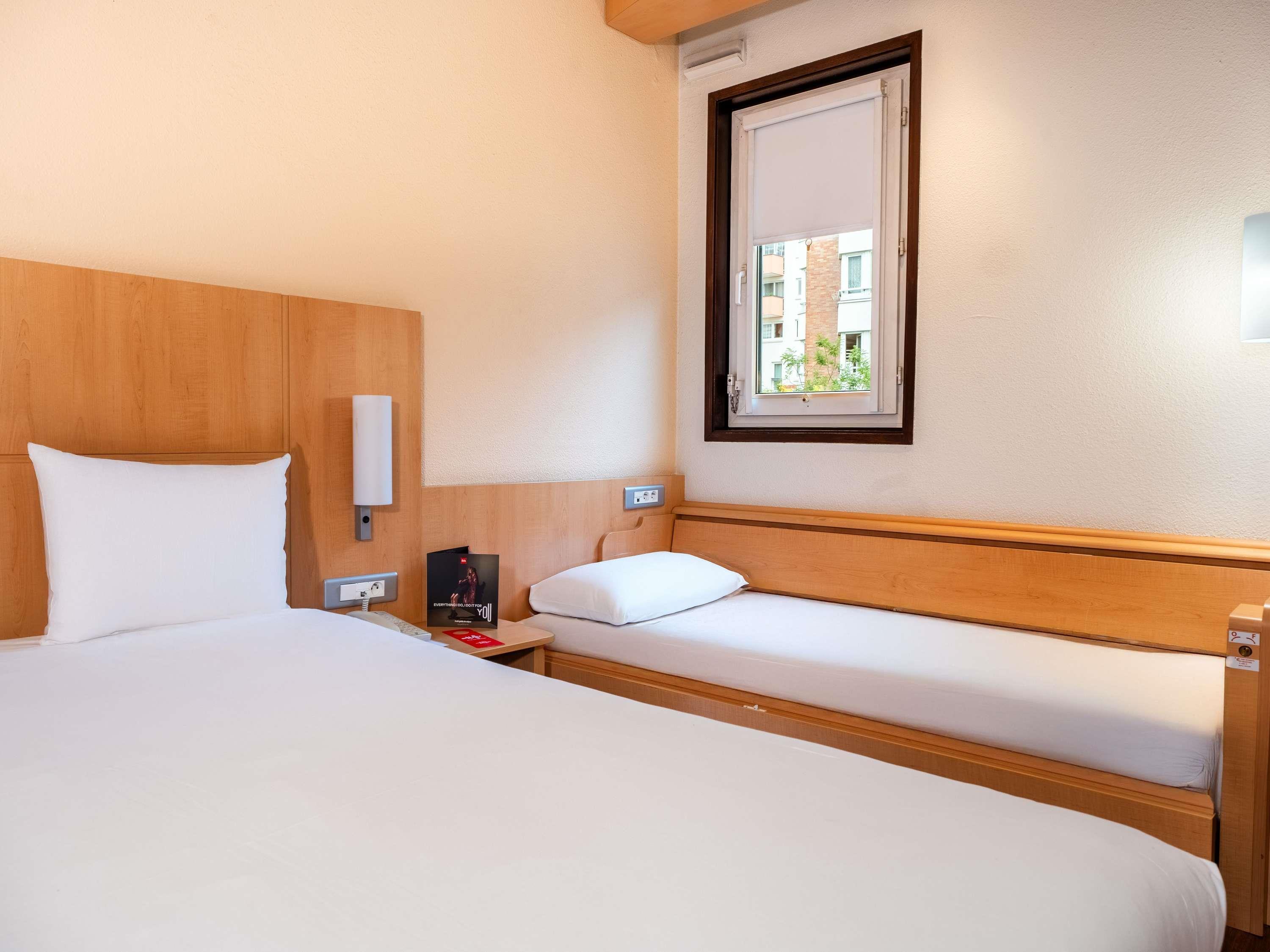ibis Paris Pont De Suresnes Room Type - Standard Room with one double bed and one single bed ibis Paris Pont De Suresnes Room Type - Standard Room with one double bed and one single bed