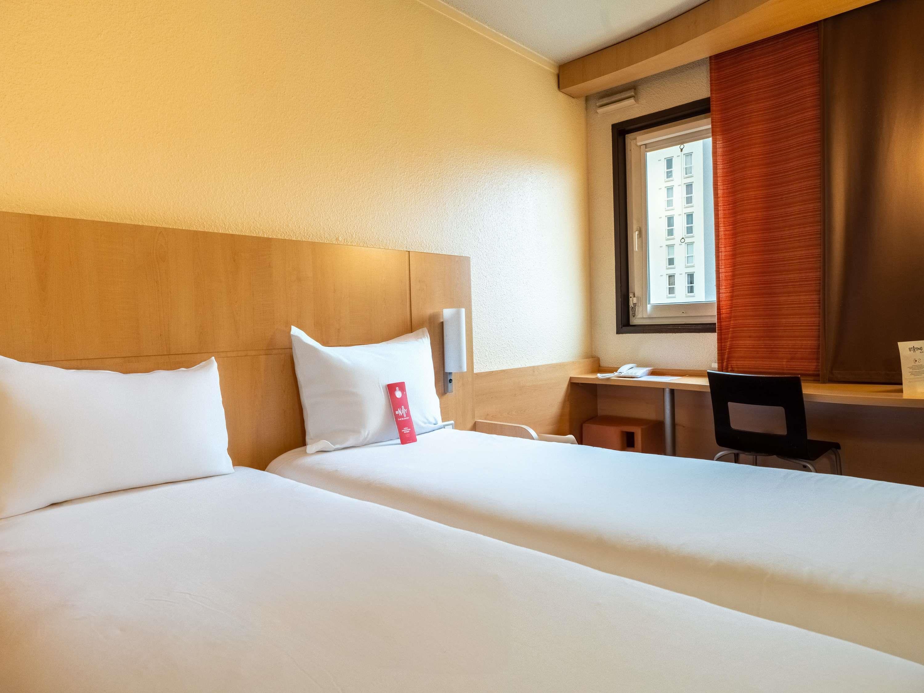 ibis Paris Pont De Suresnes Room Type - Standard Room with two single beds ibis Paris Pont De Suresnes Room Type - Standard Room with two single beds