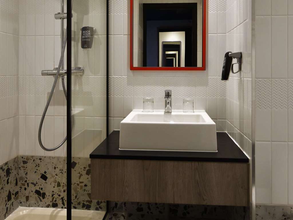 ibis Styles Abidjan Plateau Room Type - Standard Room, recently renovated with 2 single beds