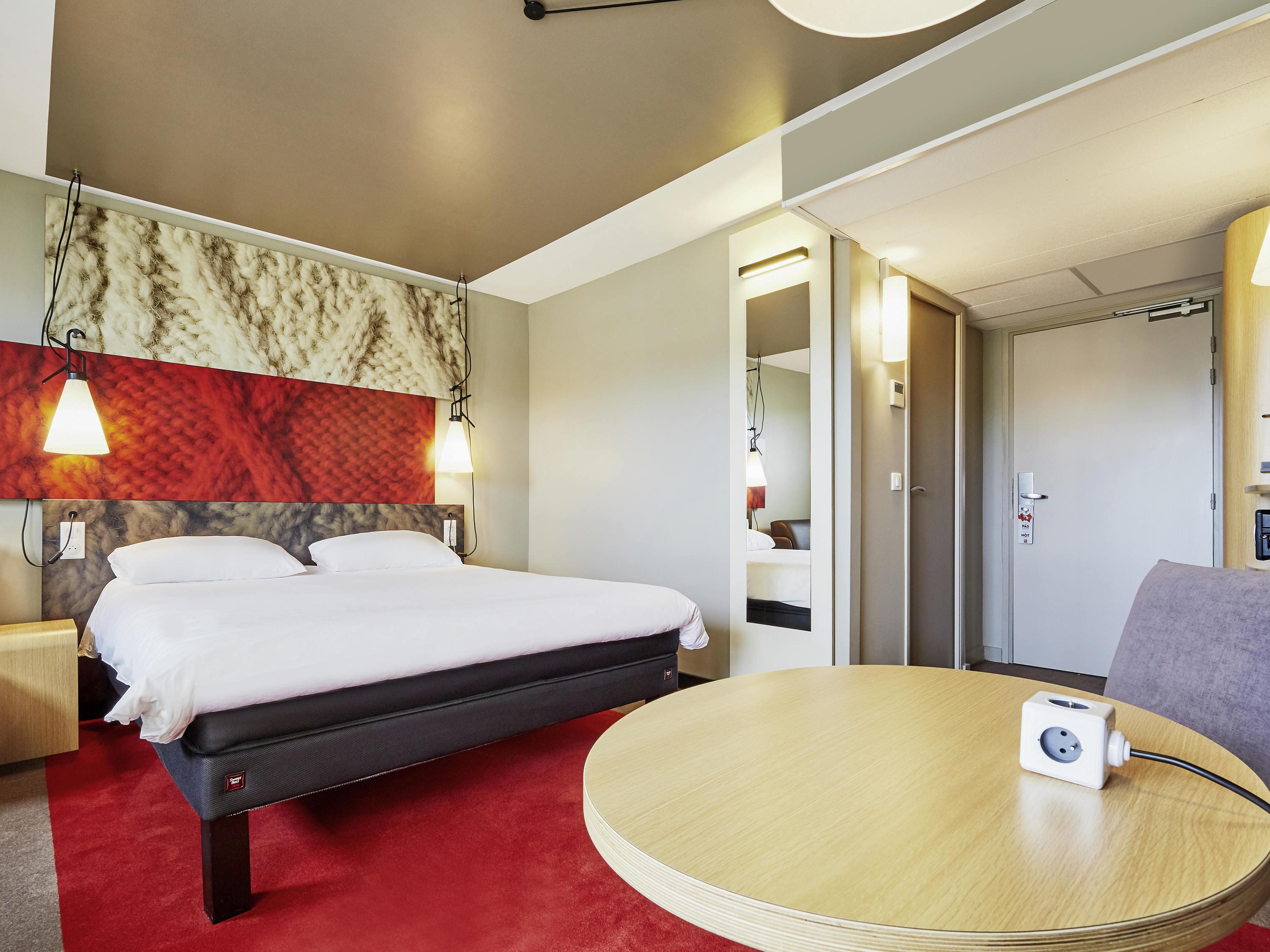 IBIS DEAUVILLE CENTRE Room Type - Premium room with 1 balcony, 1 double bed and 1 single sofa