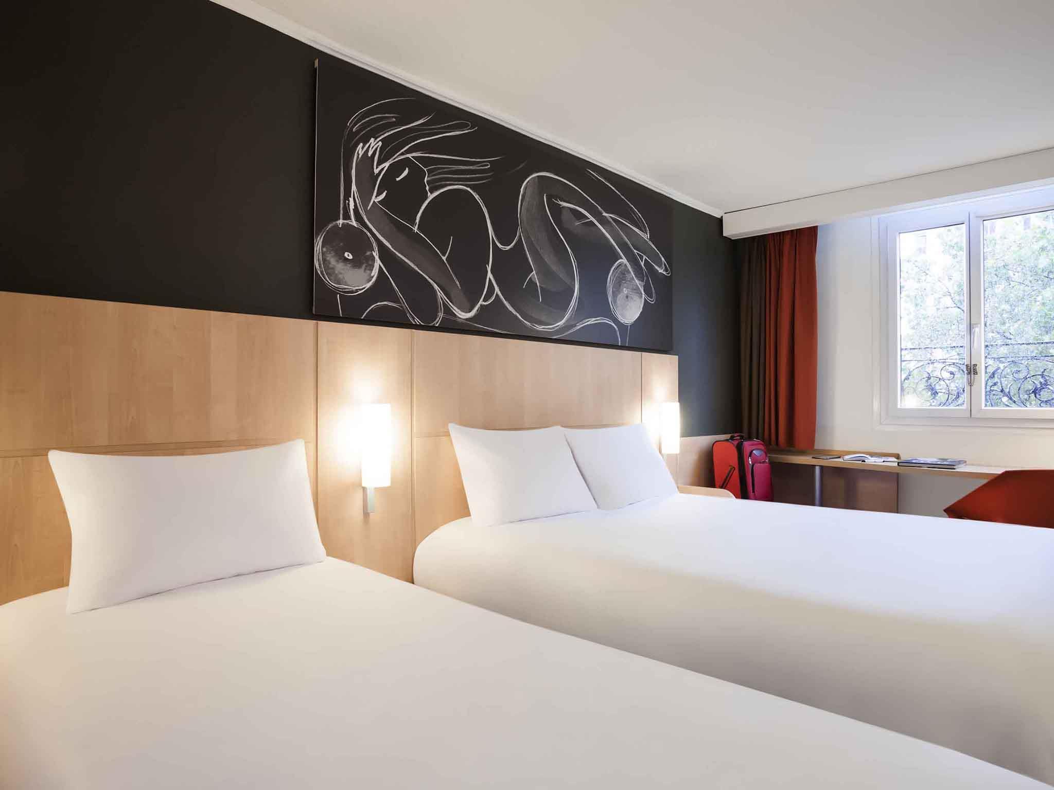 IBIS PARIS MAINE MONTPARNASSE Room Type - Standard Room with one double bed and one single bed