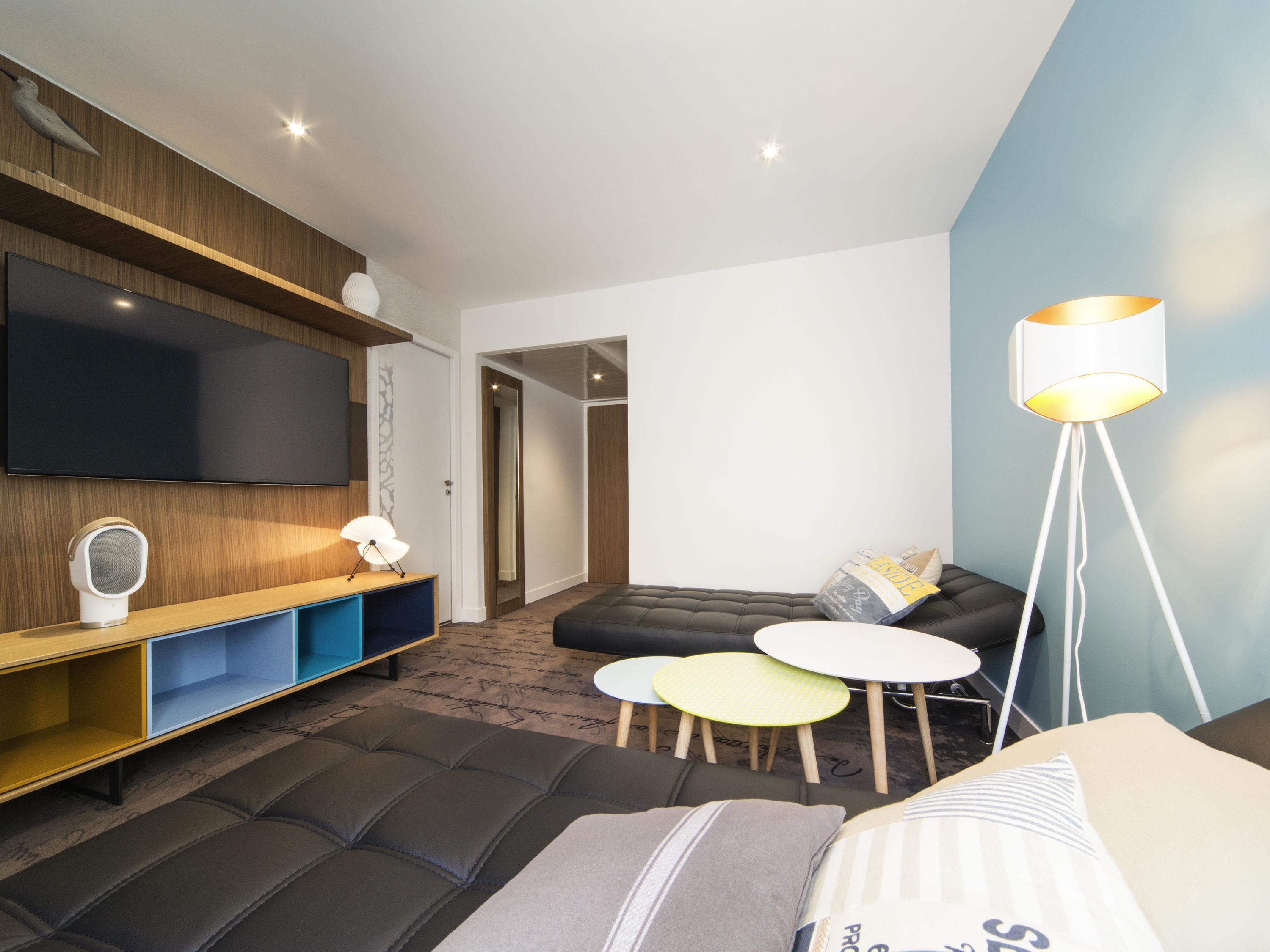IBIS STYLES LA ROCHELLE CENTRE Room Type - Standard Family Suite with a double bed and twin beds