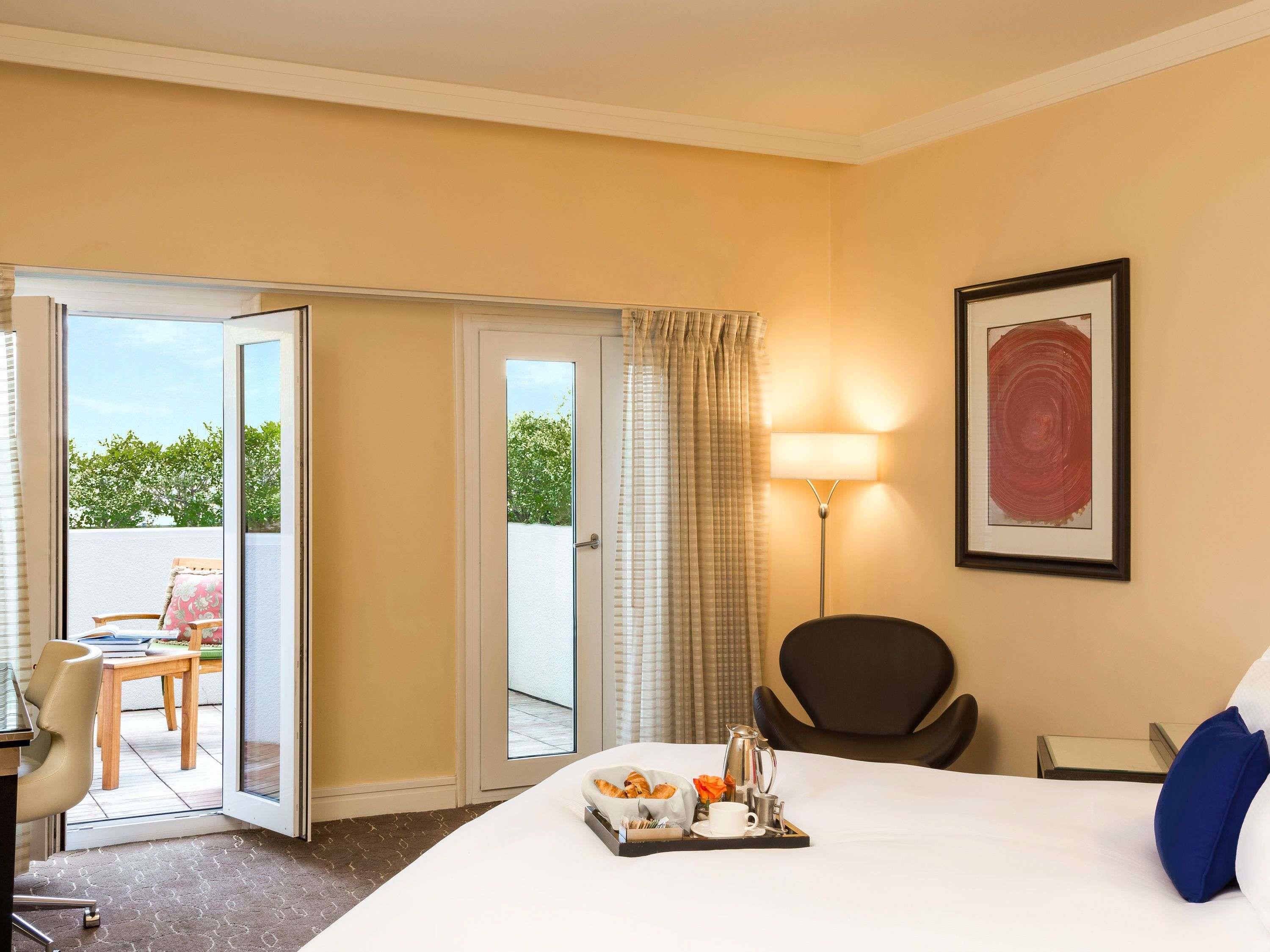Sofitel Los Angeles at Beverly Hills Room Type - LUXURY PATIO ROOM, 1 King Bed, Patio Space with Seating Area