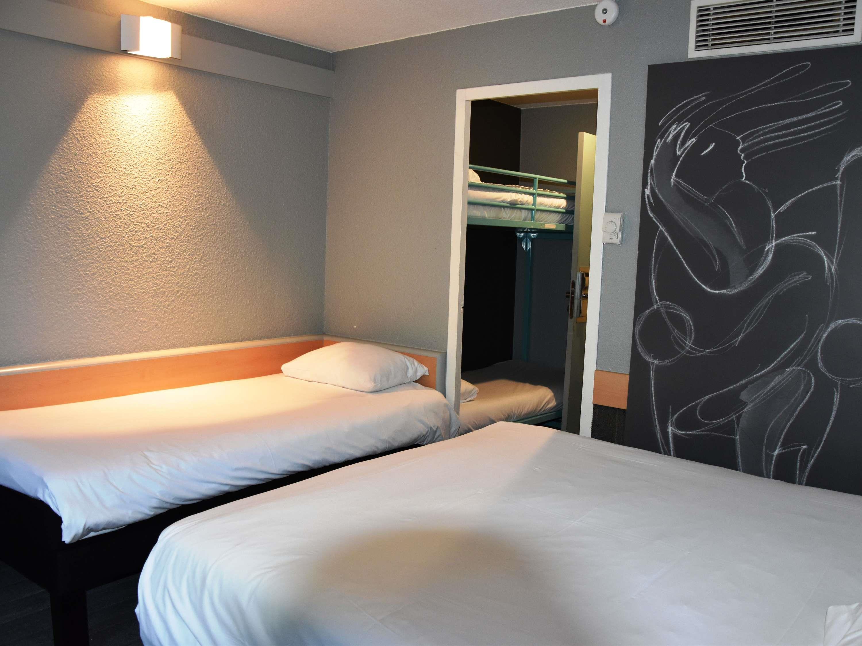 ibis Nevers Room Type - Standard room with 2 single beds