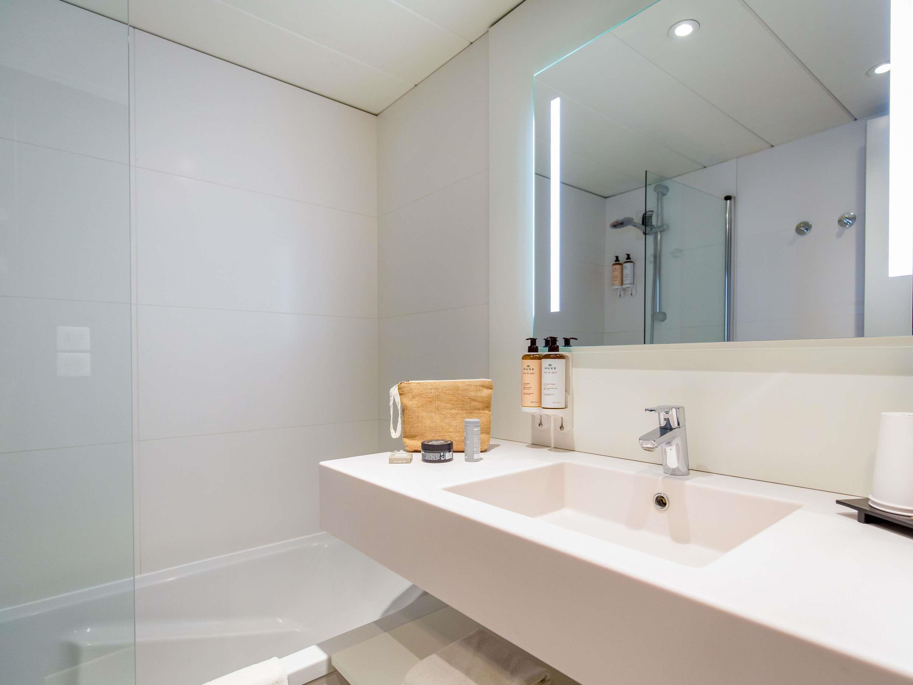Mercure Hyeres Centre Hotel Room Type - Privilege room with one double bed and balcony