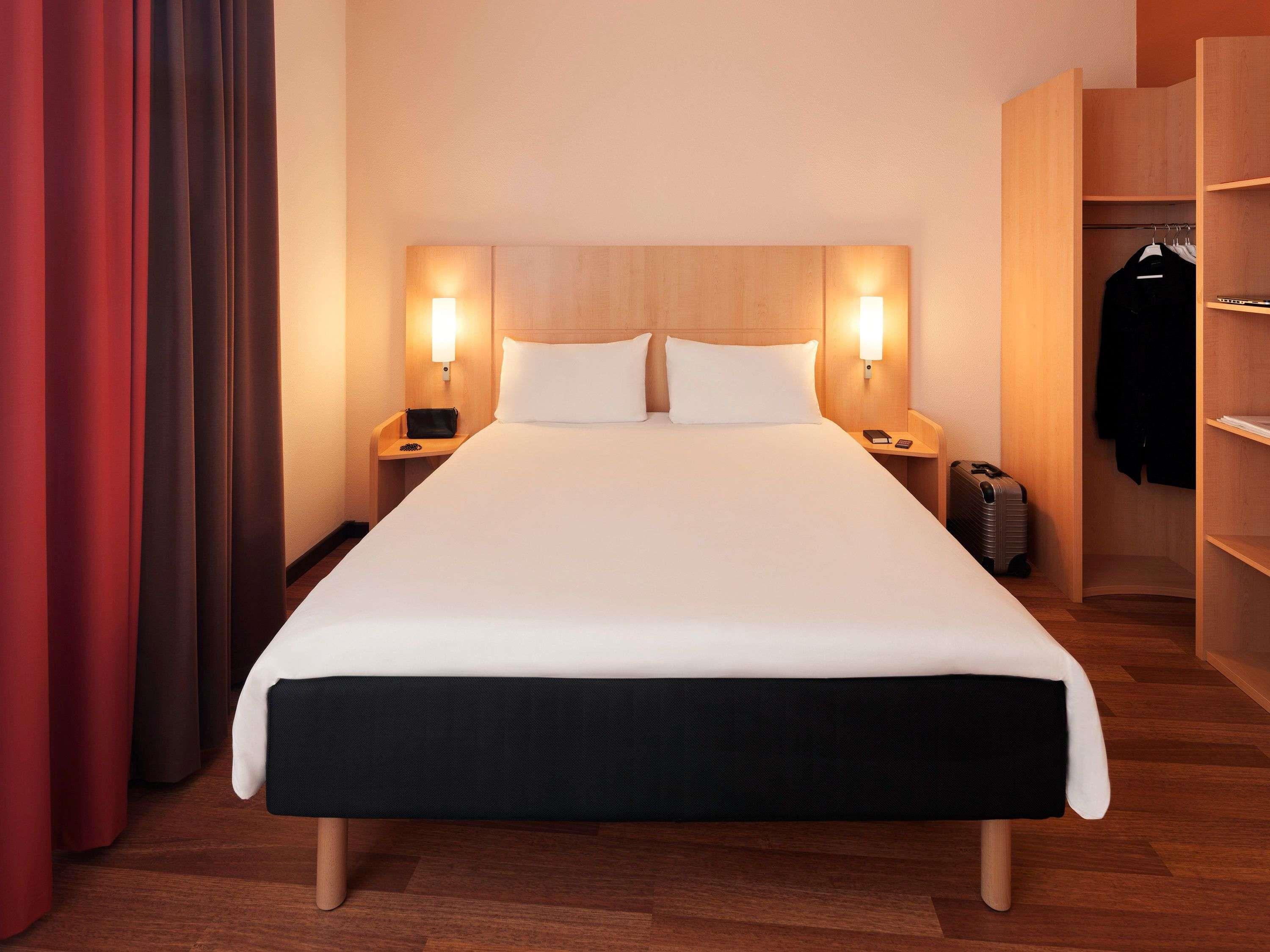 IBIS NUERNBERG ALTSTADT Room Type - Room with 1 double bed (63x79 inches) and 1 single bed (35x79 inches), new sleep-easy concept IBIS NUERNBERG ALTSTADT Room Type - Room with 1 double bed (63x79 inches) and 1 single bed (35x79 inches), new sleep-easy concept