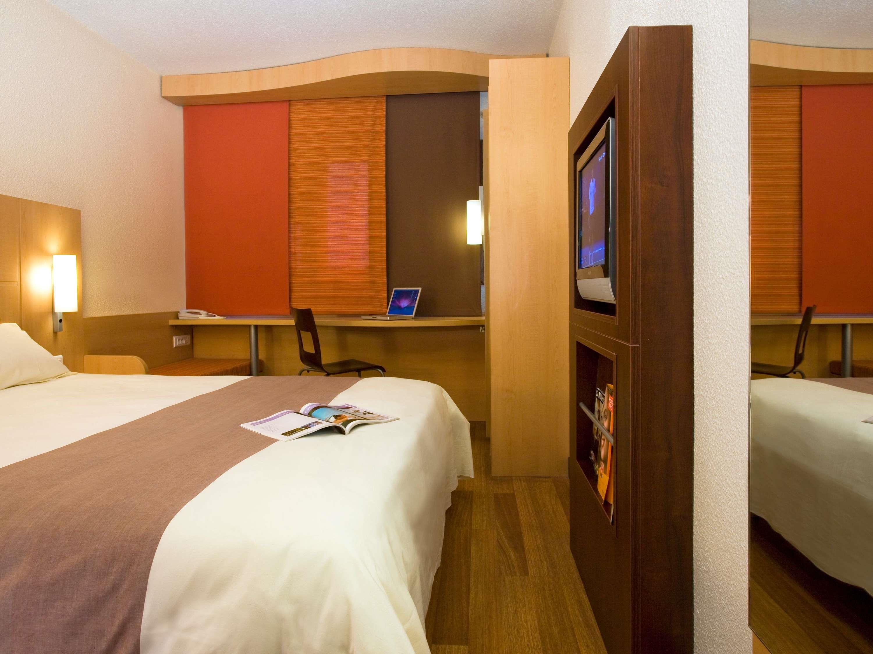 IBIS BRUSSELS AIRPORT Room Type - Room with 1 double bed equipped with the new bedding IBIS BRUSSELS AIRPORT Room Type - Room with 1 double bed equipped with the new bedding