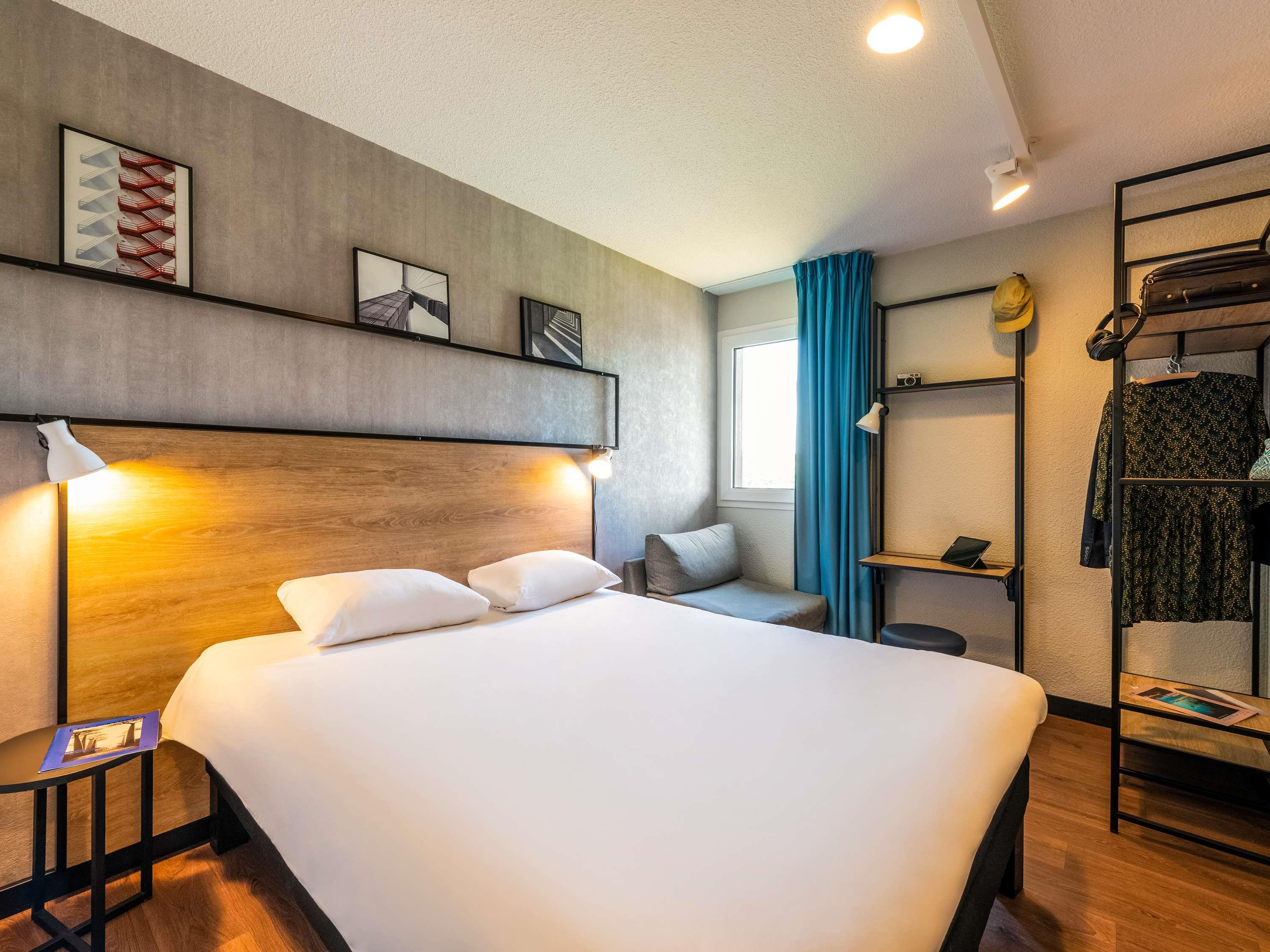 ibis Besan Room Type - Standard Room with one double bed and one single bed