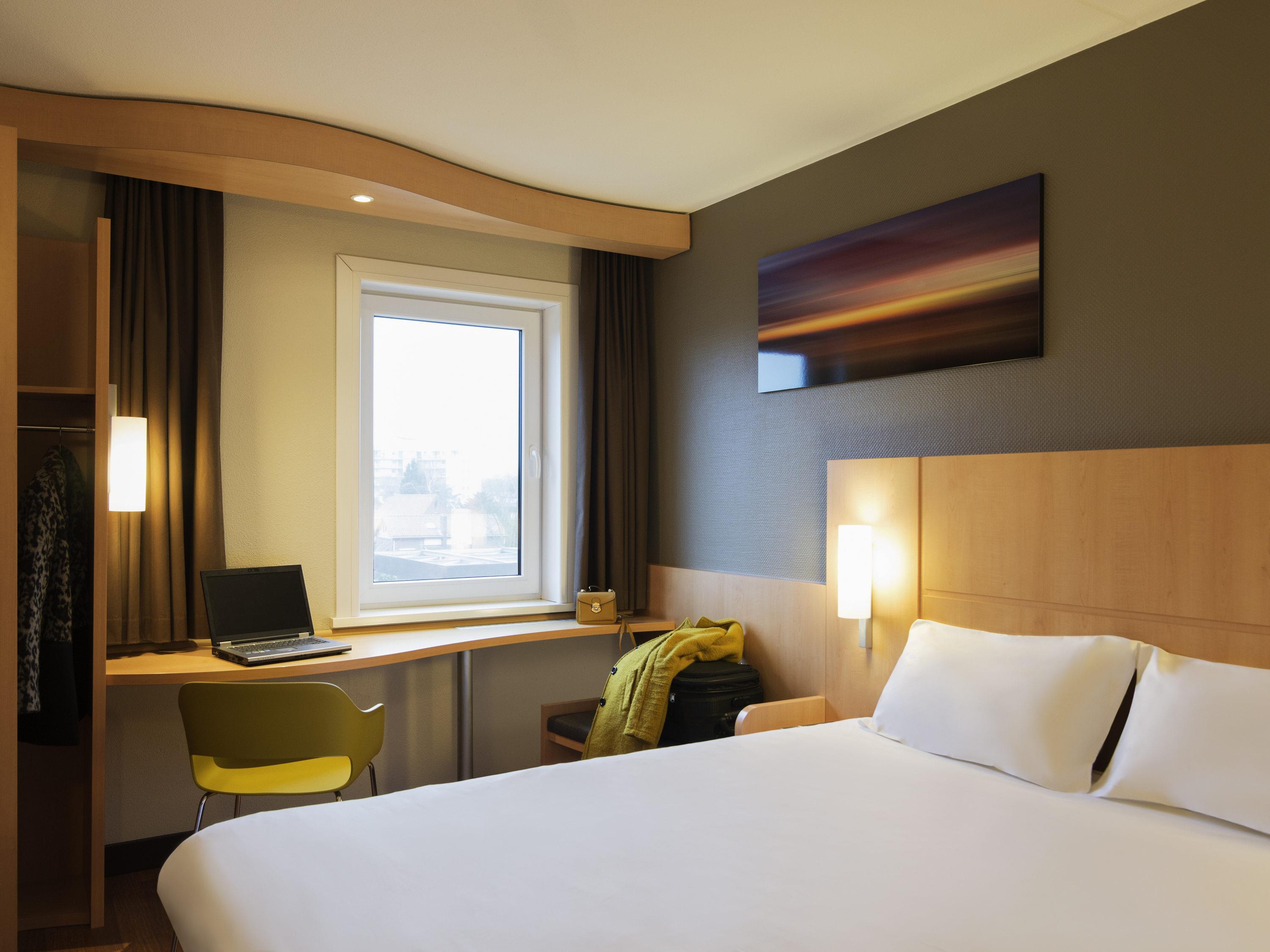 IBIS ROTTERDAM VLAARDINGEN Room Type - A room with an ibis double bed
