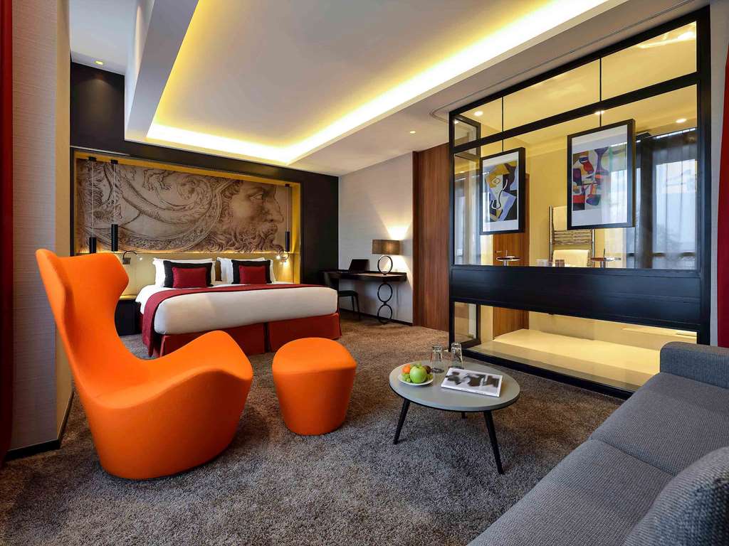 Grand Hotel La Cloche Dijon MGallery Room Type - DELUXE ROOM WITH KING-SIZE BED, VIEW OF PLACE DARCY