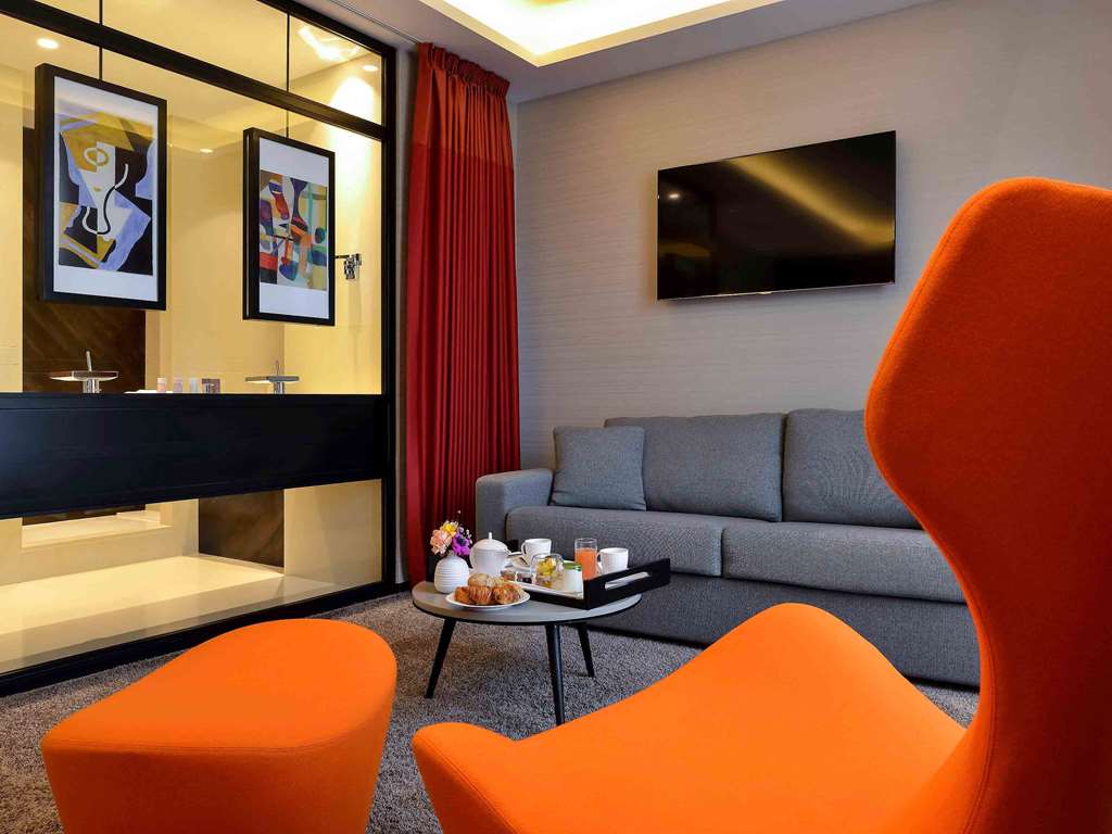 Grand Hotel La Cloche Dijon MGallery Room Type - DELUXE ROOM WITH TWIN BEDS AND VIEW OF PLACE DARCY