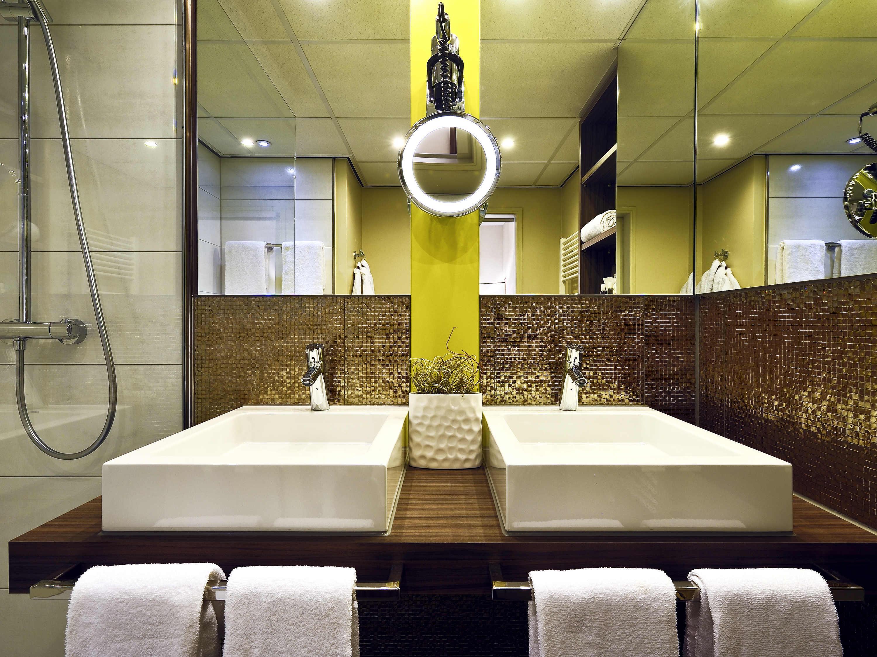 Mercure Hotel Groningen Martiniplaza Room Type - Suite with double bed and separate lounge area