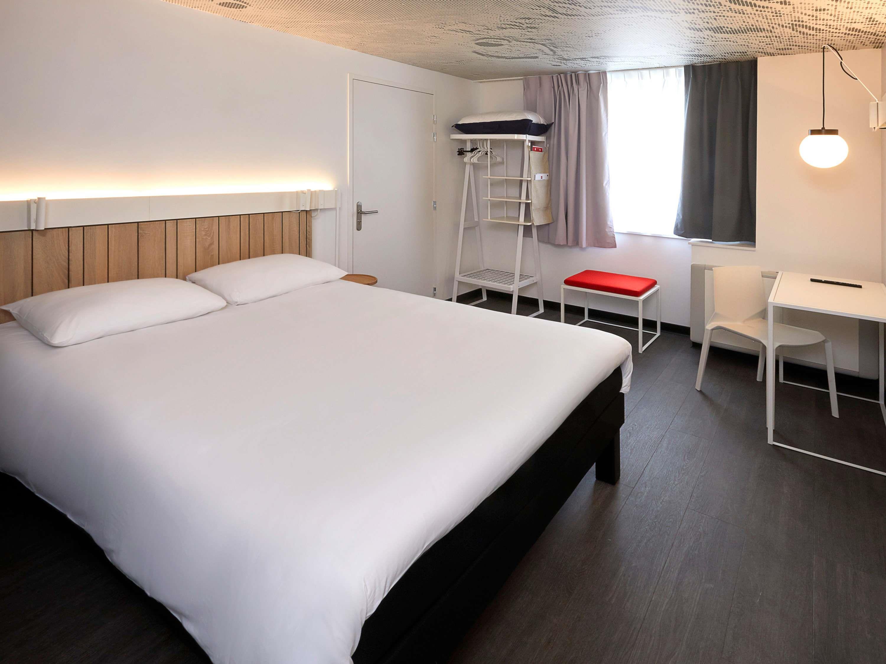 ibis Auxerre Centre Room Type - Standard Room with 1 double bed, view of inner courtyard