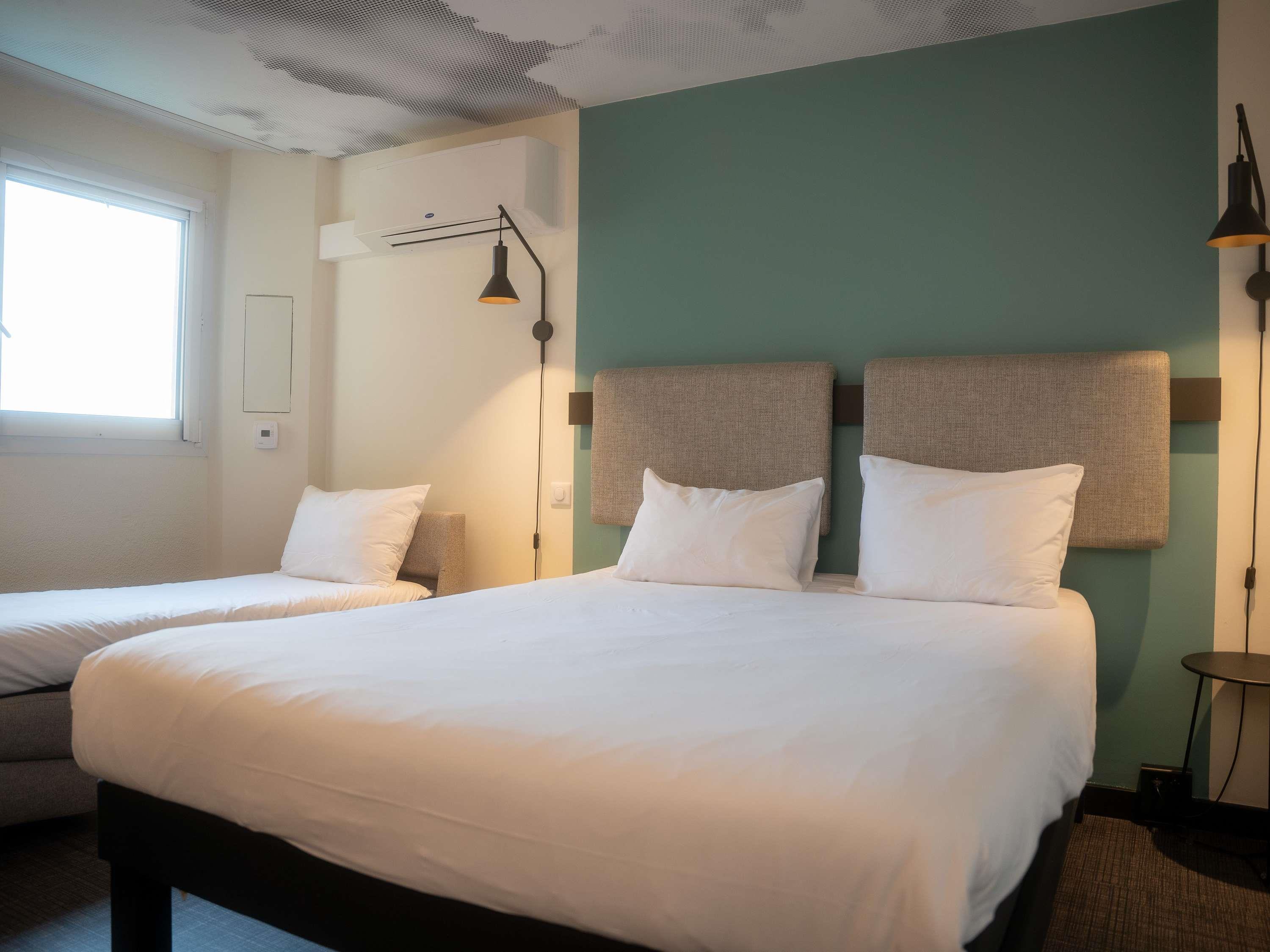 ibis Nice Centre Gare Room Type - Standard Room with one double bed and one single bed ibis Nice Centre Gare Room Type - Standard Room with one double bed and one single bed
