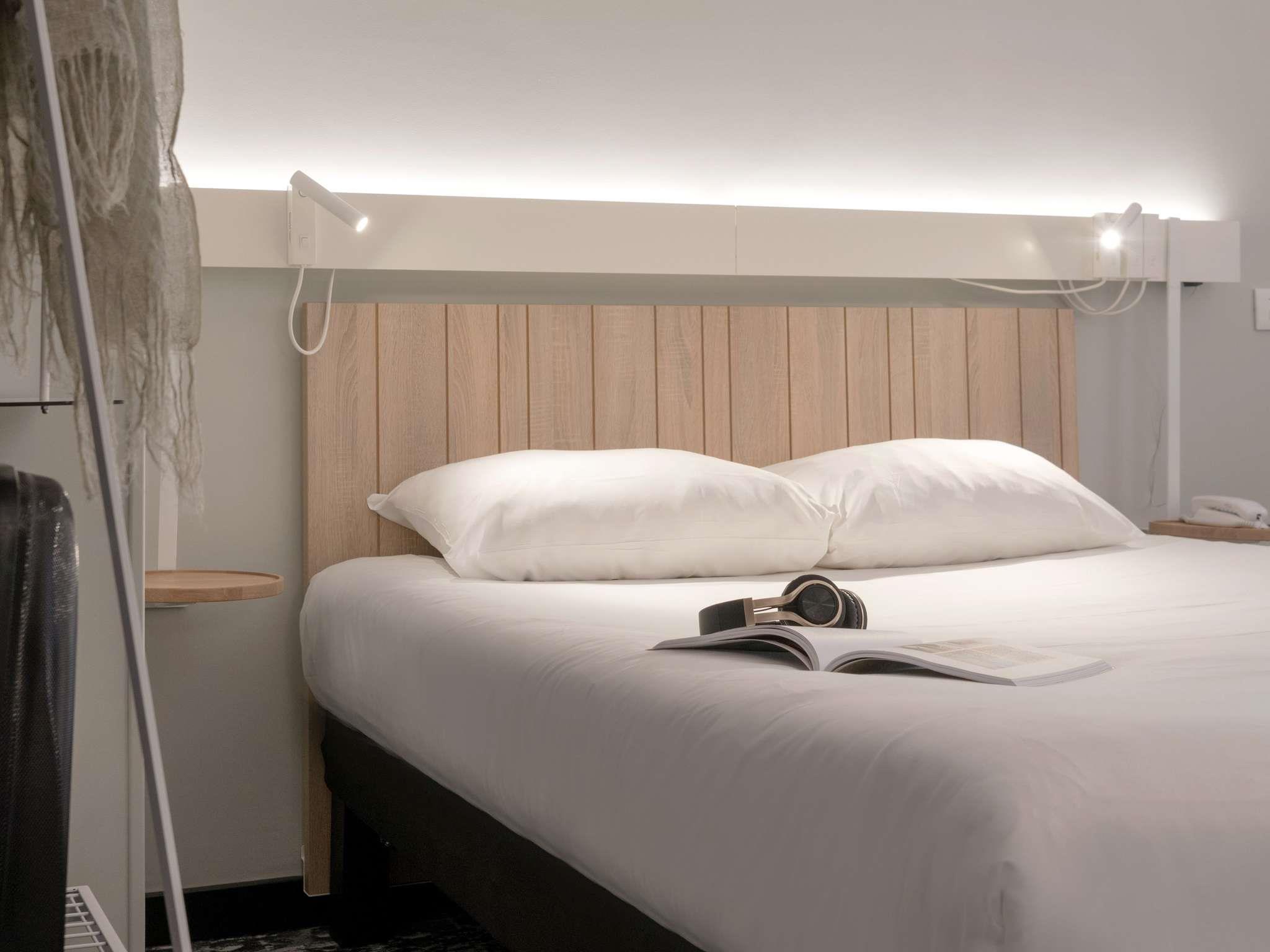 ibis Paris Rueil Malmaison Room Type - Comfort Room with 1 double bed and 1 single bed