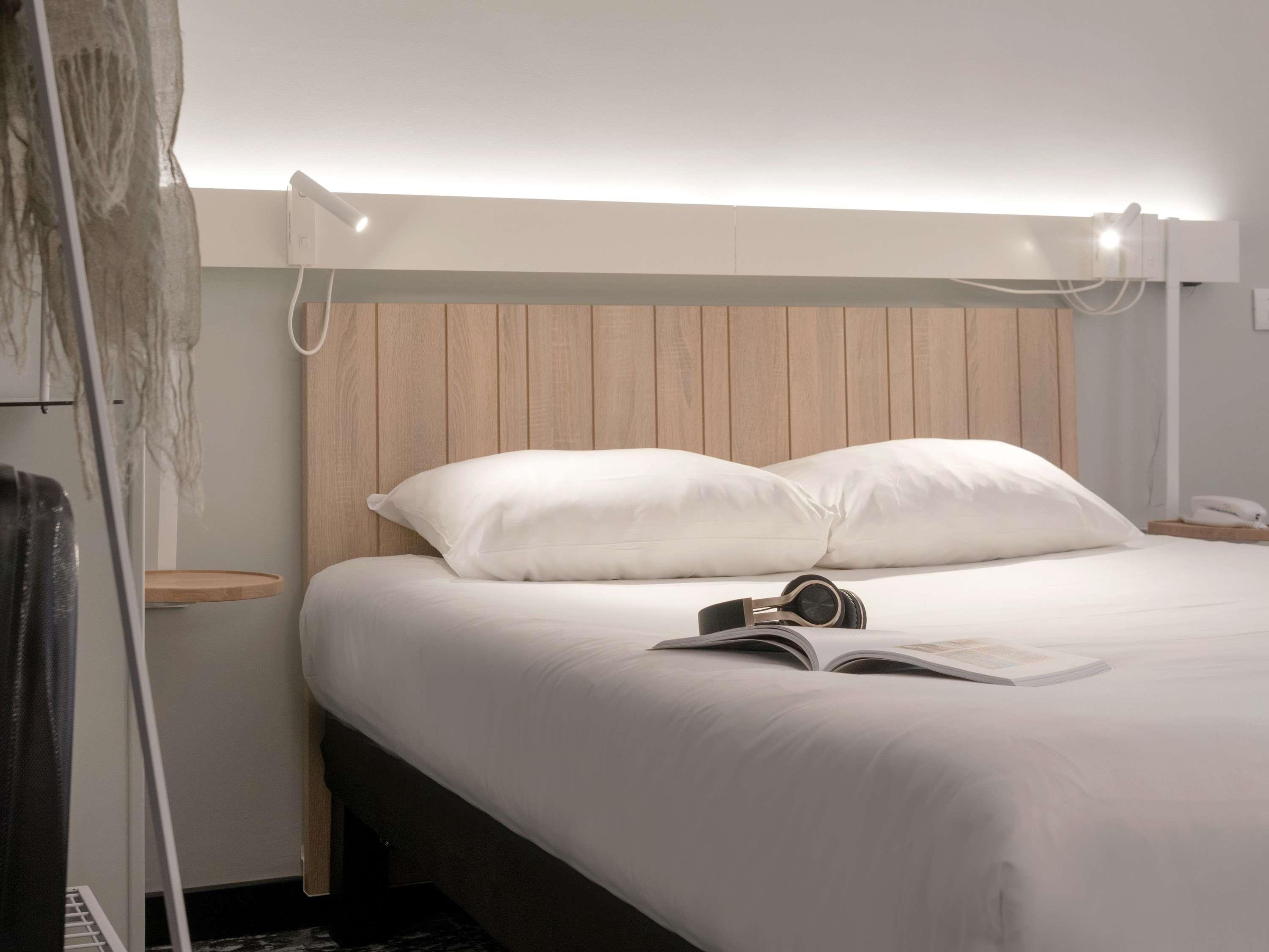 ibis Paris Rueil Malmaison Room Type - Comfort Room with 1 double bed and 1 single bed