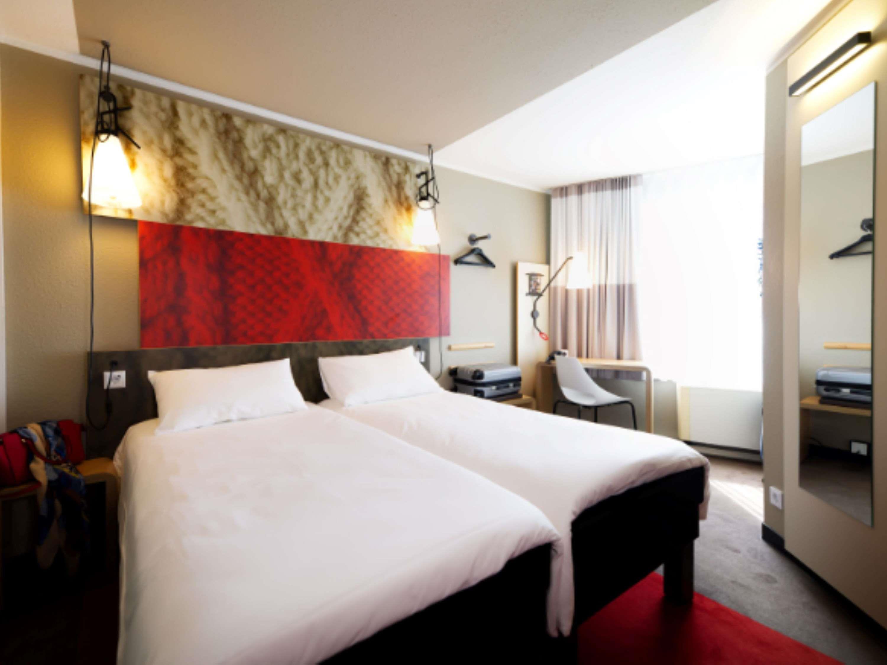 IBIS KOELN CENTRUM Room Type - Standard Room with 2 single beds
