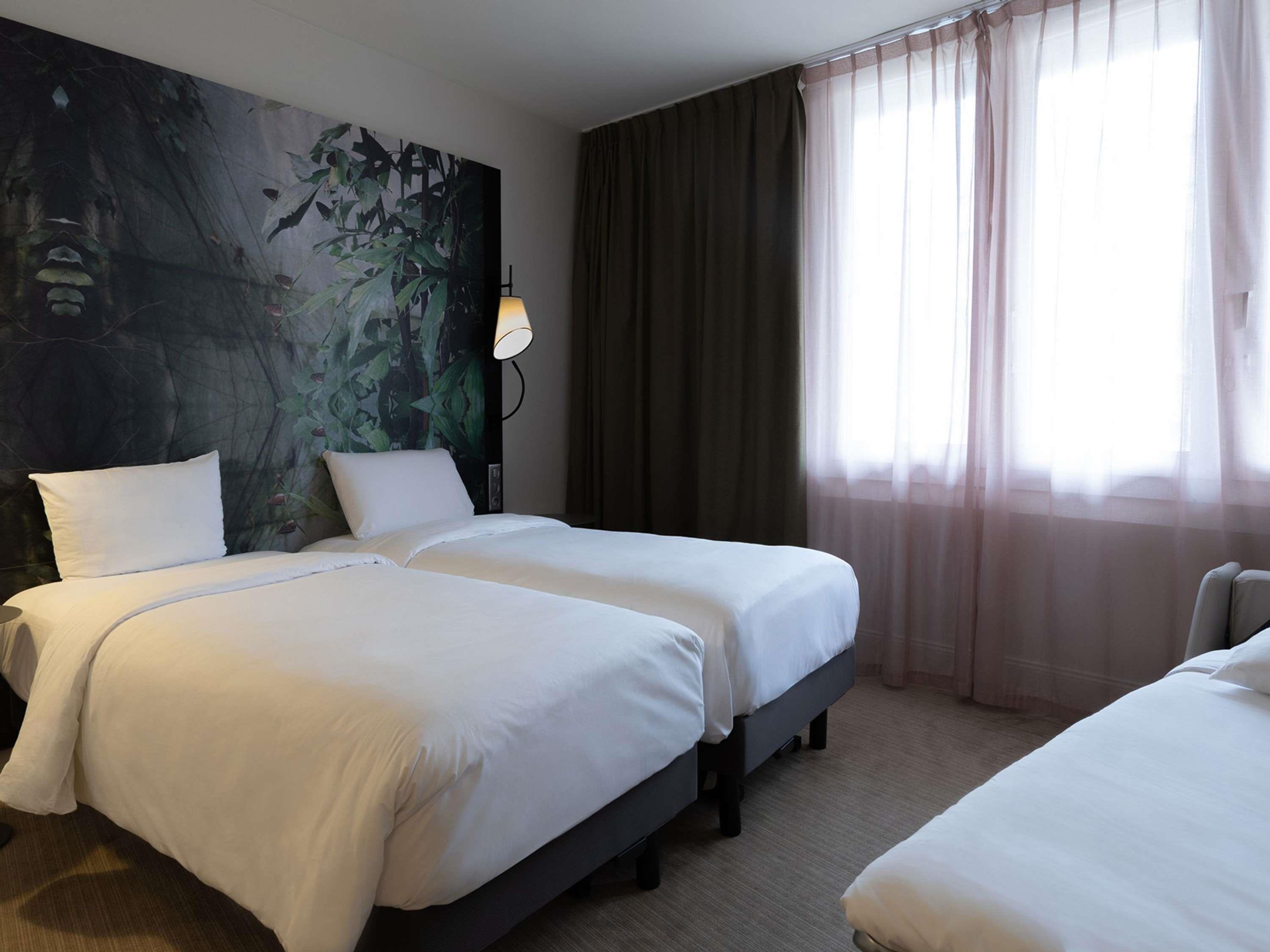 MERCURE PARIS LA DEFENSE Room Type - Standard Room with 2 single beds and 1 sofabed MERCURE PARIS LA DEFENSE Room Type - Standard Room with 2 single beds and 1 sofabed